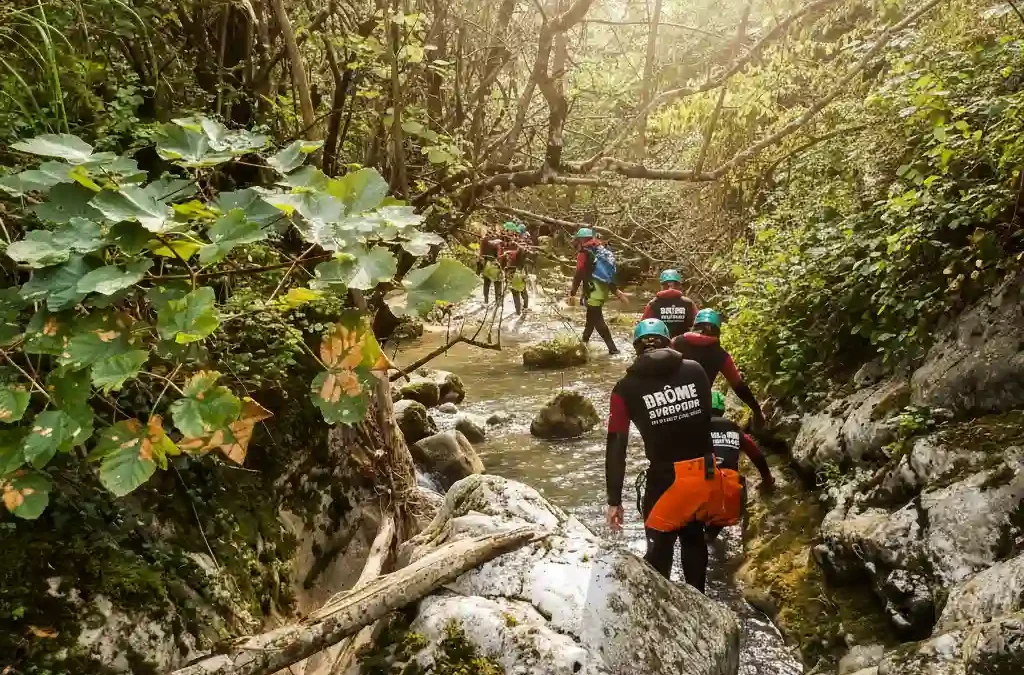 Enfants et parents en canyoning dans la Drôme sur un parcours famille sécurisé