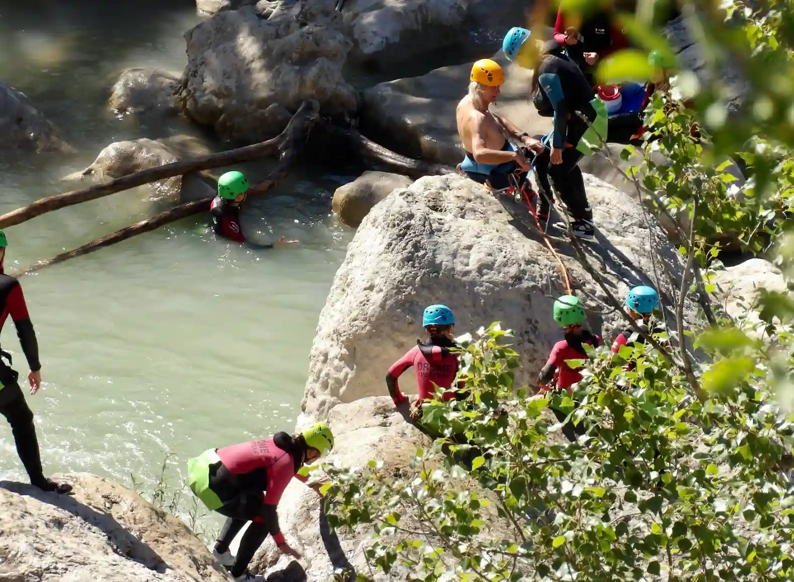 Famille en canyoning dans la Drôme avec enfants accompagnés par un guide professionnel